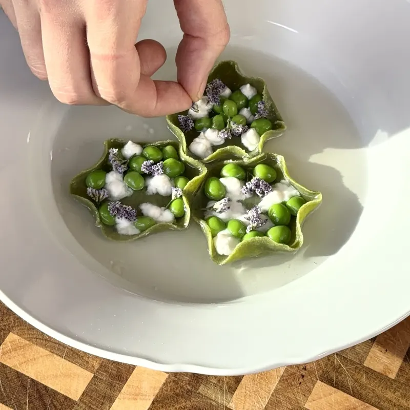 Pasta filled with peas and ricotta